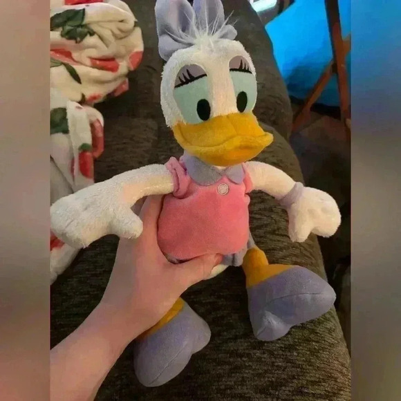 Daisy Duck - Picture 1 of 7